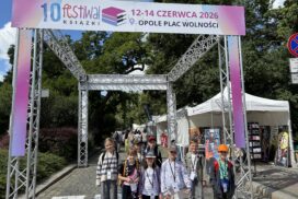 Młodzi miłośnicy książek na festiwalu w Opolu